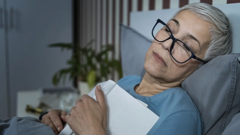 Garde de nuit : sécuriser la nuit à domicile pour une personne âgée (et soulager les proches)