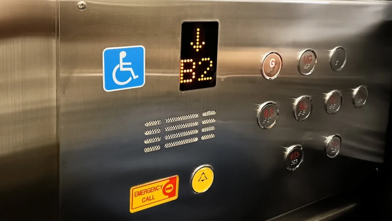 Ascenseur PMR : quelles normes d’accessibilité respecter pour une installation adaptée aux personnes à mobilité réduite ?